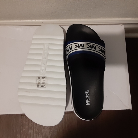 Michael Kors - Picture 2 of 3